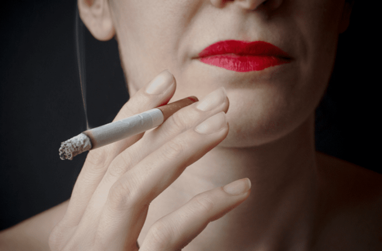 Tabaco y menopausia. ¿Cómo afecta el tabaco a las mujeres?